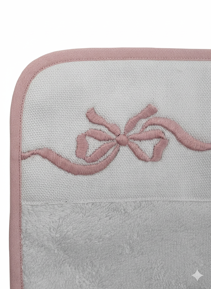 Bavaglio con ricamo fiocco rosa e bordura rosa in spugna